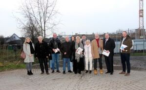 links Kulturdezernentin Dr. Margit Theis-Scholz, rechts Stadtteilmanager Iven Messer, Mitte Mitglieder der SPD-Fraktion