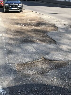 Schlechter Zustand der Straßendecke in der Behringstraße. Foto: SPD-Fraktion