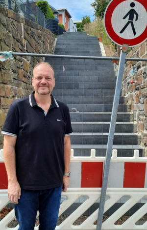 Thorsten Schneider vor Ort bei einer der Treppenbaustellen